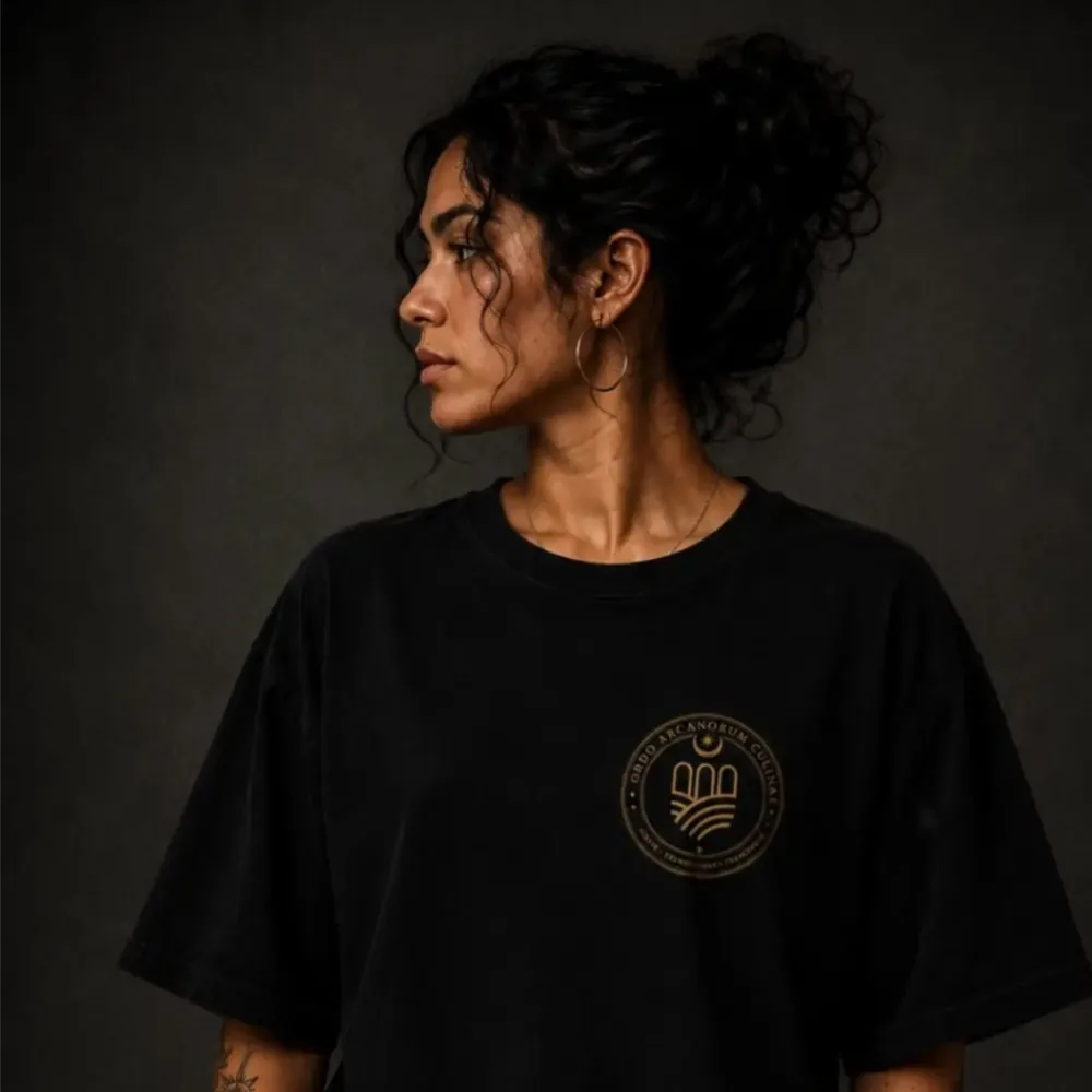 Remera negra con el escudo dorado Ordo Arcanorum Culinae al pecho